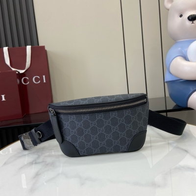 Gucci古馳 新品 全新GG Emblem系列男士旅行單品煥新詮釋品牌的雋永優雅風範和精湛工藝。這款腰包以全新米色和深棕色GG字母圖案塗層織物匠心打造，搭配開口袋，外部D形環可掛配飾。米色和深棕色全新GG字母圖案塗層織物 棕色皮革滾邊 棉