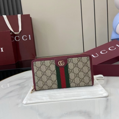Gucci古馳 新品 Ophidia系列亮眼呈獻新穎廓形與實用功能性設計，以標誌性米色和棕色配色匠心演繹，締就質地柔軟的配飾單品，這款長款錢包便是其中一款代表作。米色和深棕色柔軟GG Supreme 棕色皮革滾邊 淺金色調配件 棕色塔夫綢襯