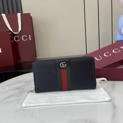 Gucci古馳 新品 Ophidia系列匠心演繹新穎廓形與功能，搭配標誌性的米色和安可拉紅色，締就質地柔軟、風格時尚的包袋單品。米色和安可拉紅色GG字母交織圖案塗層織物 安可拉紅皮革滾邊 淺金色調配件 安可拉紅色亞麻棉混紡襯裡 雙G 織帶