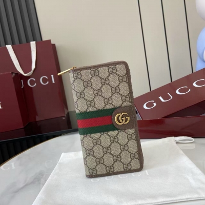 Gucci古馳 新品 Ophidia系列亮眼呈獻新穎廓形與實用功能性設計，以標誌性米色和棕色配色匠心演繹，締就質地柔軟的配飾單品，這款全拉鍊式錢包便是其中一款代表作。米色和深棕色柔軟GG Supreme 棕色皮革滾邊 淺金色調配件 棕色塔夫