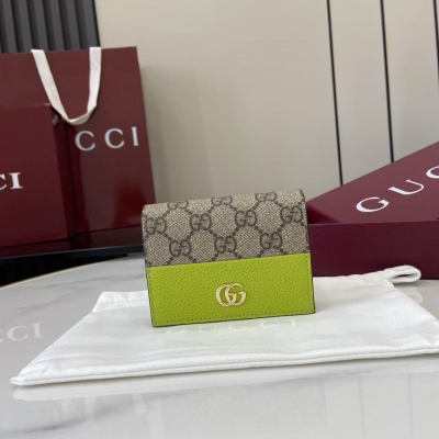 Gucci古馳 新品 這款GG Marmont系列卡包採用經典耐看的米色配淺綠牛皮革製作，為 Aria-時尚詠歎調 系列再添經典之作。雙G配件源於70年代的腰帶扣設計，在這款錢包上採用同色調樹脂材質煥新演繹。經典設計與單色調配色相結合，突顯