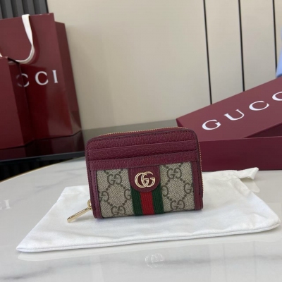 Gucci古馳 源自70年代典藏設計的雙G配件繼續在GG Marmont系列中綻放異彩。這款卡包採用啡色和淺綠色GG Supreme帆布製作，飾以淺綠皮革細節。雙G 米色和淺綠色GG Supreme帆布，環保材料，飾淺綠皮革細節 金色調配件
