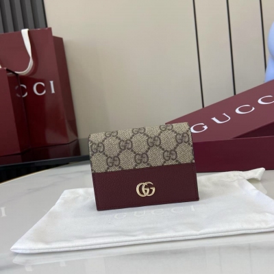 Gucci古馳 新品 Ophidia系列亮眼呈獻新穎廓形與實用功能性設計，以標誌性米色和深棕色配色匠心演繹，締就質地柔軟的配飾單品，這款錢包便是其中一款代表作。米色和安可拉紅色柔軟GG Supreme 古馳安可拉紅色(Rosso Ancor