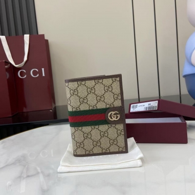 Gucci古馳 源自70年代典藏設計的雙G配件繼續在GG Marmont系列中綻放異彩。這款卡包採用啡色和安可拉紅色GG Supreme帆布製作，飾以安可拉紅皮革細節。雙G 米色和安可拉紅色GG Supreme帆布，環保材料，飾安可拉紅皮革