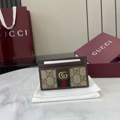 Gucci古馳 新品 Ophidia系列亮眼呈獻新穎廓形與實用功能性設計，以標誌性米色和棕色配色匠心演繹，締就質地柔軟的配飾單品，這款護照保護套便是其中一款代表作。米色和深棕色柔軟GG Supreme 棕色皮革滾邊 淺金色調配件 棕色塔夫綢