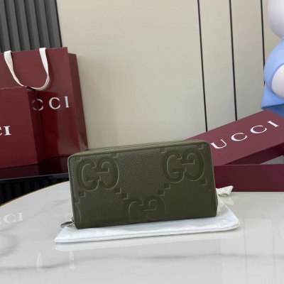 Gucci古馳 新品 Ophidia系列匠心融蘊米色和深棕色兩大配色，搭配經典廓形與全新功能，甄選觸感柔軟的織物打造。這款卡片夾以GG字母交織圖案塗層織物打造，匠心綴飾雙G標識和織帶細節。米色和深棕色GG字母交織圖案塗層織物 深棕色皮革滾邊