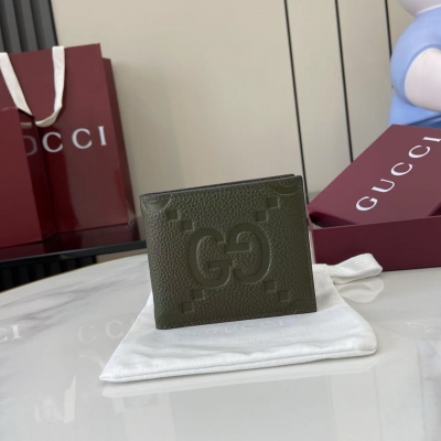 Gucci古馳 超級雙G全拉鍊式錢包。GG印花壓紋將小件日用單品打造成時尚日常配飾。新穎的紋理與飾面在Gucci全新系列中依舊大放異彩，盡展澎湃活力和個性魅力。這款全拉鍊式錢包以新綠色皮革匠心打造，通體鋪陳超大號雙G標識。新綠色超級雙G皮革