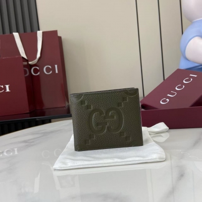 Gucci古馳 超級雙G錢包。GG印花壓紋將小件日用單品打造成時尚日常配飾。新穎的紋理與飾面在Gucci全新系列中依舊大放異彩，盡展澎湃活力和個性魅力。這款錢包以新綠色皮革匠心打造，通體鋪陳超大號雙G標識。新綠色超級雙G皮革 雲紋織物襯裡，