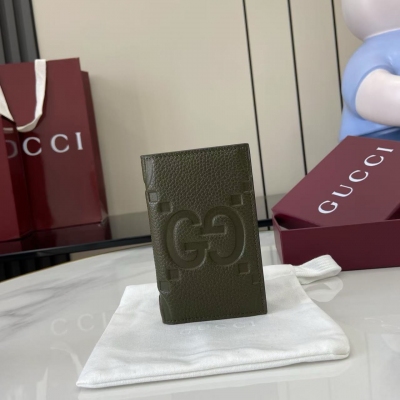 Gucci古馳 超級雙G錢包。GG印花壓紋將小件日用單品打造成時尚日常配飾。新穎的紋理與飾面在Gucci全新系列中依舊大放異彩，盡展澎湃活力和個性魅力。這款錢包以新綠色皮革匠心打造，通體鋪陳超大號雙G標識。新綠色超級雙G皮革 雲紋織物襯裡，