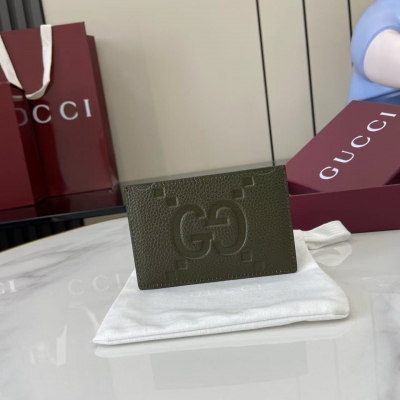 Gucci古馳 超級雙G錢包。GG印花壓紋將小件日用單品打造成時尚日常配飾。新穎的紋理與飾面在Gucci全新系列中依舊大放異彩，盡展澎湃活力和個性魅力。這款錢包以新綠色皮革匠心打造，通體鋪陳超大號雙G標識。新綠色超級雙G皮革 雲紋織物襯裡，