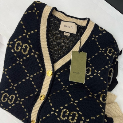 Gucci古馳 2025fw 絨面logo皮短褲 經典的A字版型 百搭好駕馭 高腰的設計拉長腿部的比例 瞬間大長腿個性又很時髦前衛 秋冬無法抗拒的棕色系 MLXL