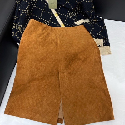 Gucci古馳 2025fw 提花絲線V領開衫 經典復古的提花 門襟袖口都做了羅紋織帶裝飾 面料質感超級好 時尚百搭 單穿精緻高級 日常出行通勤都 SML