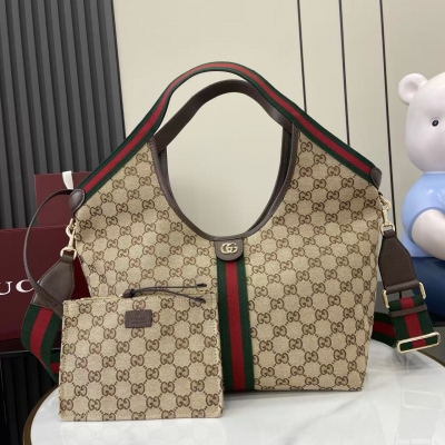 Gucci古馳 2025fw logo絨面皮半裙前後開衩版型復古之余的優雅 高腰霸氣演繹 腰以下全是腿 美到沒朋友 隨便搭件T還是襯衫都範超贊！知性優雅的感覺 MLXL