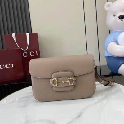 Gucci古馳 新品 Giglio系列全新亮相佛羅倫斯2026早春時裝秀，致敬品牌意式根源，融合雋永傳承與革新精神。這款大容量托特包採用GG丹寧面料匠心打造，綴飾織帶滾邊，並配有一個可拆卸的手拿包。藍色和白色GG丹寧 飾藍紅織帶滾邊 淺金色