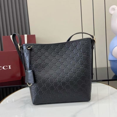 Gucci古馳 新品 這款 Horsebit 1955系列小號肩背包延續馬術風格，搭配雙環和長條形設計，巧妙融合淺金色調細節與光面牛皮革。灰褐色光面牛皮革搭配撞色縫線 淺金色調配件 棕色棉麻混紡襯裡 正面飾馬銜扣細節 兩側飾半馬銜扣細節 內