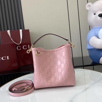 Gucci古馳 新品 2025秋冬系列, 全新GG Emblem系列煥新詮釋品牌的雋永優雅風範和精湛工藝。這款肩背包採用GG印花壓紋牛皮革匠心打造。黑色GG印花壓紋牛皮革 淺金色調配件 黑色棉質襯裡 內部：拉鍊袋 肩帶：高度：30釐米 –