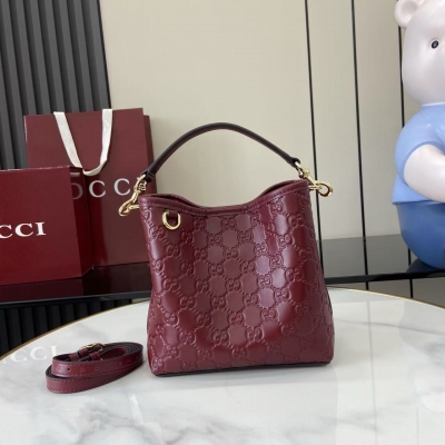 Gucci古馳 新品 2025秋冬系列, GG Emblem系列煥新詮釋品牌的雋永優雅風範和精湛工藝。這款水桶包採用同色調棉質襯裡，設有一個內部隔層，實用性出眾。粉色GG壓花皮革 淺金色調配件 淺粉色棉質襯裡 圖中所示手袋單獨出售，不隨手袋