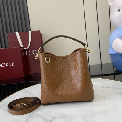 Gucci古馳 新品 2025秋冬系列, GG Emblem系列煥新詮釋品牌的雋永優雅風範和精湛工藝。這款水桶包採用同色調棉質襯裡，設有一個內部隔層，實用性出眾。安可拉紅色印花壓紋GG牛皮革 淺金色調襯裡 安可拉紅色棉質襯裡 鉤扣開合頂部手
