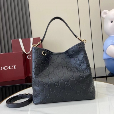 Gucci古馳 新品 GG Emblem系列煥新詮釋品牌的雋永優雅風範和精湛工藝。這款小號托特包以淺粉色匠心呈現，可調節提手飾以孔眼，呈現靈感源自馬術世界的典雅風采。黑色壓GG Monogram塗層織物 黑色皮革滾邊 淺金色調配件 織帶棉布