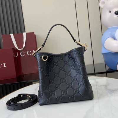 Gucci古馳 新品 GG Emblem系列煥新詮釋品牌的雋永優雅風範和精湛工藝。這款水桶包採用織帶棉質襯裡，設有一個內部隔層，實用性出眾。黑色GG印花壓紋皮革 淺金色調配件 黑色棉麻混紡襯裡 鉤扣開合頂部提手（高度：18釐米）另配有用於系