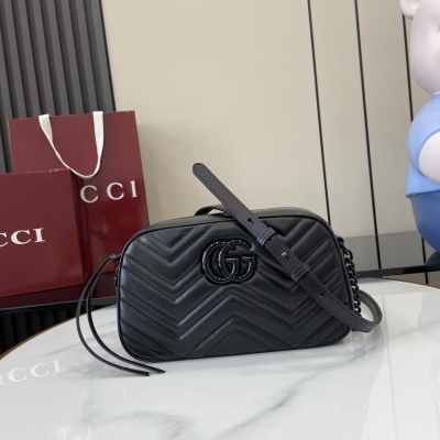 Gucci古馳 新品 GG Emblem系列煥新詮釋品牌的雋永優雅風範和精湛工藝。這款水桶包採用織帶棉質襯裡，設有一個內部隔層，實用性出眾。黑色GG印花壓紋皮革 淺金色調配件 黑色棉麻混紡襯裡 鉤扣開合頂部提手（高度：14釐米）另配有用於系
