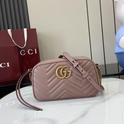 Gucci古馳 進口原廠皮這款GG Marmont系列小號相機包造型柔和而不失挺括，配以飾有雙G造型配件的頂部拉鍊開合。金屬鏈背帶，皮革肩部細節。絎縫蟒蛇皮材質，配以V型設計。在《古馳愛的進行曲》系列中，這款經典配飾以同色調金屬配件亮相。黑