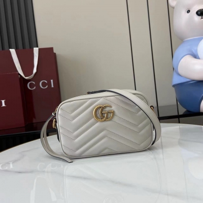 Gucci古馳 進口原廠皮這款GG Marmont系列小號相機包造型柔和而不失挺括，配以飾有雙G造型配件的頂部拉鍊開合。金屬鏈背帶，皮革肩部細節。絎縫蟒蛇皮材質，配以V型設計。在《古馳愛的進行曲》系列中，這款經典配飾以同色調金屬配件亮相。黑