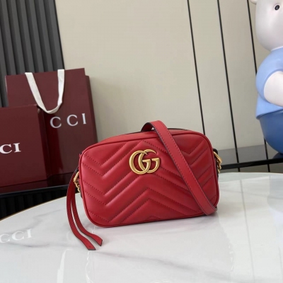 Gucci古馳 進口原廠皮。迷你GG Marmont系列鏈帶肩背包採用頗具結構感的柔軟造型和拉鍊封口，配以雙G金屬配件。採用波浪紋絎縫牛皮革，背面配以GG標誌。灰色 浪紋絎縫牛皮革，配以GG標誌 復古金色金屬配件 雙G 內部開口口袋 鏈式肩