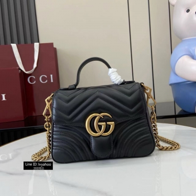 Gucci古馳 進口原廠皮這款GG Marmont系列中號手提包造型柔和而不失挺括，配以飾有雙G造型配件的超大翻蓋開合。絎縫V型皮革材質，背面飾有心形圖案。玫瑰米色絎縫chevron皮革，配以心形印花 古銅色調配件 雙G 拉鍊內袋和開口口袋