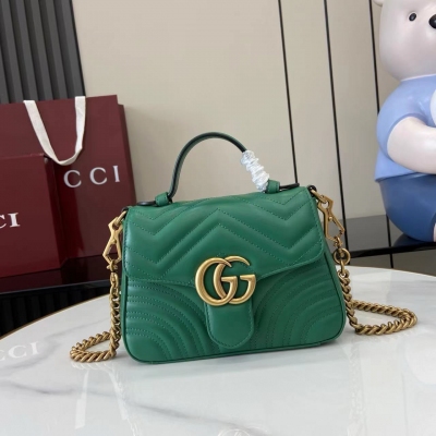 Gucci古馳 進口原廠皮這款GG Marmont系列小號手提包造型柔和而不失挺括，配以飾有雙G造型配件的超大翻蓋開合，於2019早春系列為GG Marmont家族再添新成員。搭配皮革提手和鏈式肩帶，絎縫V型皮革材質，背面飾有心形圖案。飾心
