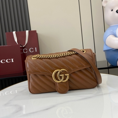 Gucci古馳 進口原廠皮這款GG Marmont系列小號手提包造型柔和而不失挺括，配以飾有雙G造型配件的超大翻蓋開合，於2019早春系列為GG Marmont家族再添新成員。搭配皮革提手和鏈式肩帶，絎縫V型皮革材質，背面飾有心形圖案。飾心
