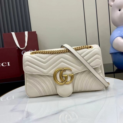 Gucci古馳 進口原廠皮GG Marmont鏈條肩背包採用頗具結構化的柔軟造型，超大號翻蓋扣配以雙G金屬配件。滑動鏈條包帶有多種背法，可在肩背和手提之間自由轉換。採用絎縫波V形花紋牛皮革，古銅色金屬配件 雙G 拉鍊內袋 滑鏈包帶可作為肩帶