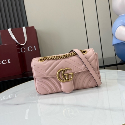 Gucci古馳 Marmont 義大利原廠皮 令人欲罷不能的Gucci美包你收了嗎？GG Marmont系列，優雅精巧的設計可是俘獲了不少少女的芳心！同時也是全球達人必備的百搭單品！超級贊！型號：443496。尺寸：31*19*7。顏色：白