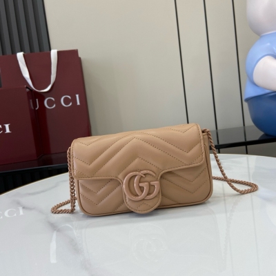 Gucci古馳 原廠皮 新品 GG Marmont系列絎縫迷你手袋。這款GG Marmont系列迷你手袋採用高辨識度造型、中性粉色絎縫V型皮革材質，包身略顯挺括，翻蓋開合設計，配有雙G配件。這款手袋採用了多樣化背法設計，輕鬆滑動金屬鏈即可在