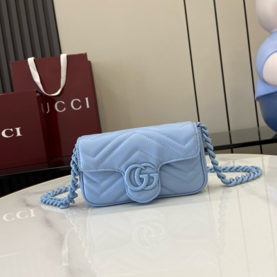 Gucci古馳 新品 GG Marmont系列超迷你手袋。這款超迷你手袋採用玫瑰米絎縫V型皮革製成，綴飾經典雙G標識的古金色調配件為整體設計注入一抹亮色。鑰匙扣可用于將本單品固定在其他手袋上，令整個設計魅力倍增。玫瑰米絎縫V型皮革，金色調配