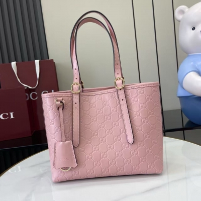 Gucci古馳 新品 2025秋冬系列, 全新GG Emblem系列煥新詮釋品牌的雋永優雅風範和精湛工藝。這款托特包採用GG印花壓紋牛皮革匠心打造。棕色印花壓紋GG牛皮革 淺金色調配件 棕色棉質襯裡 內部：拉鍊袋 肩帶高：19.5釐米 –