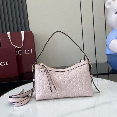 Gucci古馳 新品 2025秋冬系列, GG Emblem系列煥新詮釋品牌的雋永優雅風範和精湛工藝。這款托特包設有帶同色調棉質襯裡的內部隔層，搭配可調節肩帶，帶來出眾實用性能。粉色GG印花壓紋皮革 淺金色調配件 淺粉色棉質襯裡 圖中所示手