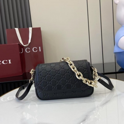 Gucci古馳 新品 2025秋冬系列, GG Emblem系列煥新詮釋品牌的雋永優雅風範和精湛工藝。這款肩背包採用GG壓花牛皮革匠心製作，盡顯精緻紋理。粉色GG印花壓紋牛皮革 淺金色調配件 粉色棉質襯裡 內部：開口口袋 牛皮革肩帶（高度：