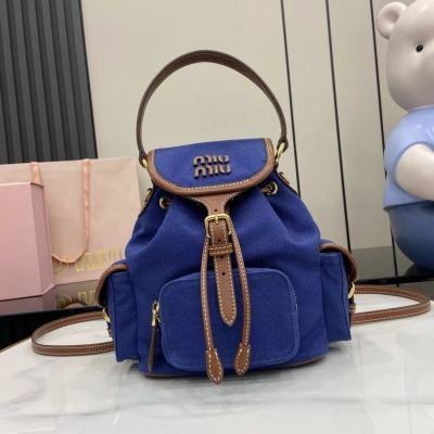 Gucci古馳 新品 帆布與原廠進口小牛皮的完美搭配，厚實耐磨亞麻混紡內襯，採用休閒風的設計風格，時尚簡約高級，再融合精湛的手工工藝，增添了多個口袋收納，雙肩背帶與手拎袋可自由轉換，極大的提高了實用性，簡直就是穿搭的開掛神器，配牛仔褲，配襯
