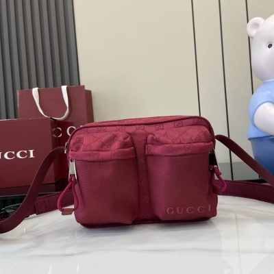 Gucci古馳 新品 輕便耐用的GG尼龍面料攜全新功能和醒目色調煥新亮相。在這款斜挎包之上，它以耀目之姿傲然登場，與紅綠織帶細節相得益彰。安可拉紅色GG尼龍 紅綠織帶細節 同色調Gucci標識 安可拉紅色尼龍襯裡 內部：1個帶襯墊的隔層 外