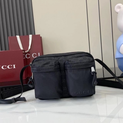 Gucci古馳 新品 輕便耐用的GG尼龍面料攜全新功能和醒目色調煥新亮相。在這款斜挎包之上，它以耀目之姿傲然登場，與紅綠織帶細節相得益彰。安可拉紅色GG尼龍 紅綠織帶細節 同色調Gucci標識 安可拉紅色尼龍襯裡 內部：1個帶襯墊的隔層 外