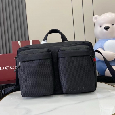 Gucci古馳 新品 輕便耐用的GG尼龍面料攜全新功能和醒目色調煥新亮相。在這款斜挎包之上，它以耀目之姿傲然登場，與紅綠織帶細節相得益彰。黑色GG尼龍 紅綠織帶細節 同色調Gucci標識 黑色尼龍襯裡 內部：1個帶襯墊的隔層，1手提 外部：