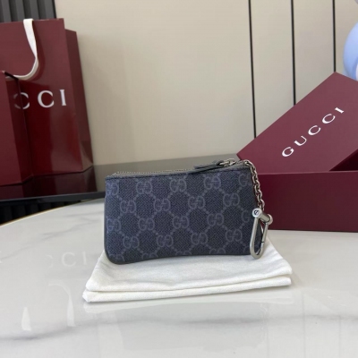 Gucci古馳 新品 這款拉鍊鑰匙包是2025早秋系列的一款力作。此單品以GG Supreme帆布匠心打造，配以撞色皮革滾邊，綴飾陶瓷效果GG細節。黑色和灰色GG Supreme 灰色皮革滾邊 黃銅配件，配灰陶瓷效果飾面 灰色雲紋織物襯裡