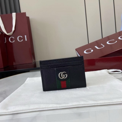 Gucci古馳 新品 Ophidia系列革新蘊聚黑色配色與精緻皮革，以全新功能弘彰品牌標誌性廓形。這款卡片夾以自然光澤軟皮打造，匠心綴飾雙G標識和織帶細節。自然光澤黑色軟皮 鈀金色調配件 綠色雲紋織物襯裡 雙G 織帶細節 內部：1個開口隔層