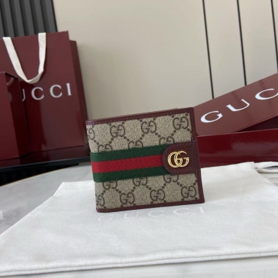 Gucci古馳 新品 Ophidia系列匠心融蘊米色和安可拉紅色兩大配色，搭配經典廓形與全新功能，甄選觸感柔軟的織物打造。這款雙折錢包以GG字母交織圖案塗層織物打造，匠心綴飾雙G標識和織帶細節。米色和安可拉紅色GG字母交織圖案塗層織物 安可