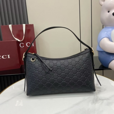 Gucci古馳 新品 2025秋冬系列, GG Emblem系列煥新詮釋品牌的雋永優雅風範和精湛工藝。這款肩背包採用GG壓花皮革匠心製作，盡顯精緻紋理。黑色GG印花壓紋皮革 淺金色調配件 黑色棉質襯裡 圖中所示手袋單獨出售，不隨手袋掛飾一起