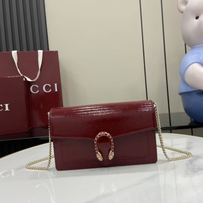Gucci古馳 新品 這款鏈式錢包採用漆皮製成，包型挺闊，淺金色調鏈式肩帶提供了多種造型選擇。古馳森林綠(Rosso Ancora)漆皮 淺金色調配件 Gucci森林綠絨面革和塔夫綢襯裡 內部：6個卡片隔層和1個拉鍊袋 外部：1個平口袋 鏈