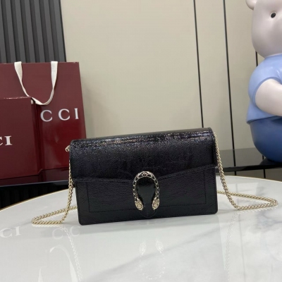 Gucci古馳 新品 這款鏈式錢包採用漆皮製成，包型挺闊，淺金色調鏈式肩帶提供了多種造型選擇。古馳森林綠(Rosso Ancora)漆皮 淺金色調配件 Gucci森林綠絨面革和塔夫綢襯裡 內部：6個卡片隔層和1個拉鍊袋 外部：1個平口袋 鏈