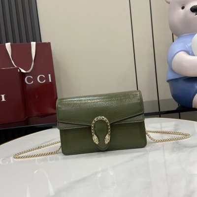 Gucci古馳 新品 這款迷你肩背包採用漆皮製作，包型挺括，深度合適，優雅大方，美觀實用。淺金色調鏈式肩帶提供了多種造型選擇，既可肩挎，也可作為配飾。粉色漆皮 淺金色調配件 粉色絨面襯裡 1個外部口袋 鏈式肩帶（53釐米高）紐扣開合 型號：