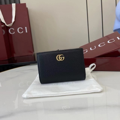 Gucci古馳 新品 GG標誌最初於20世紀70年代使用，是20世紀30年代古馳菱形圖案的演變，從那時起，它已成為古馳傳統的標誌性符號。這款米色和深棕色的Supreme錢包將標誌性的圖案與綠色和紅色的網紋相結合，這是一種永恆的搭配，向古馳的